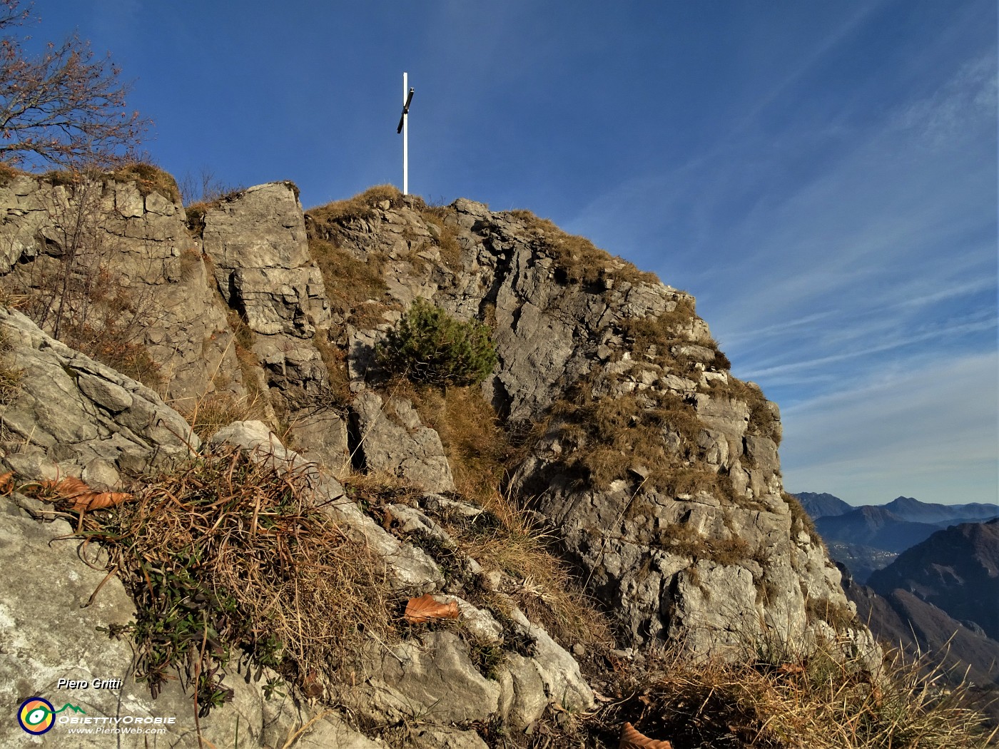 50 La rocciosa anticima del Corno Zuccone con la croce posta da pochi anni.JPG